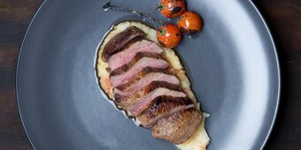 Hertenbiefstuk met knolselderij-miso puree Hertenbiefstuk met knolselderij-miso puree