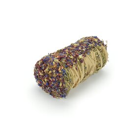 Mr. Crumble Mr. Crumble Hooirol met Korenbloemen en Roos - 7,5 cm x 15 cm - 200 gram Mr. Crumble Mr. Crumble Hooirol met Korenbloemen en Roos - 7,5 cm x 15 cm - 200 gram