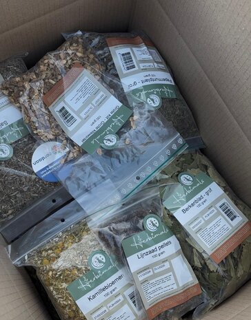 Herbimals Losse Herbimals Kruidenbox - Maandbox - Paard vanaf 400 kilo Herbimals Losse Herbimals Kruidenbox - Maandbox - Paard vanaf 400 kilo