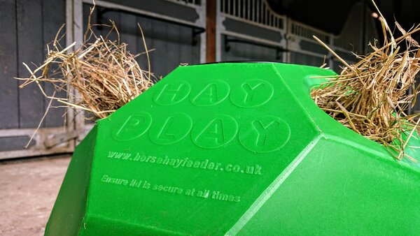 Parallax Parallax Hay Play Ball - Voerbal Parallax Parallax Hay Play Ball - Voerbal