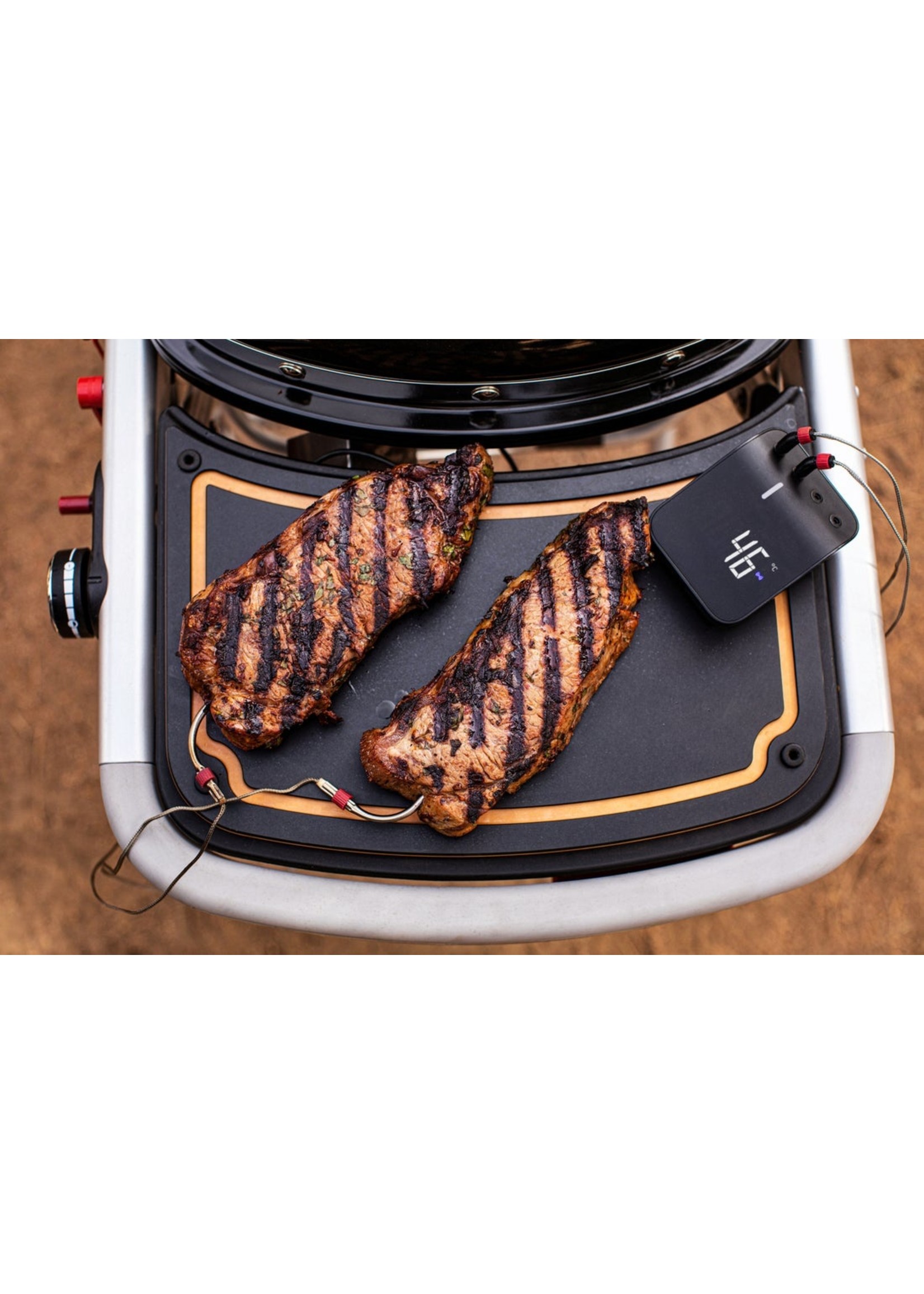 Weber Weber traveler omkeerbare snijplank. Deze plank past perfect op de zijtafel van de Weber Traveler en dient als voorbereidings- en serveerplank die zowel veilig als stevig is.