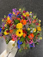 Rouwstuk rond seizoensbloemen incl. 2 linten