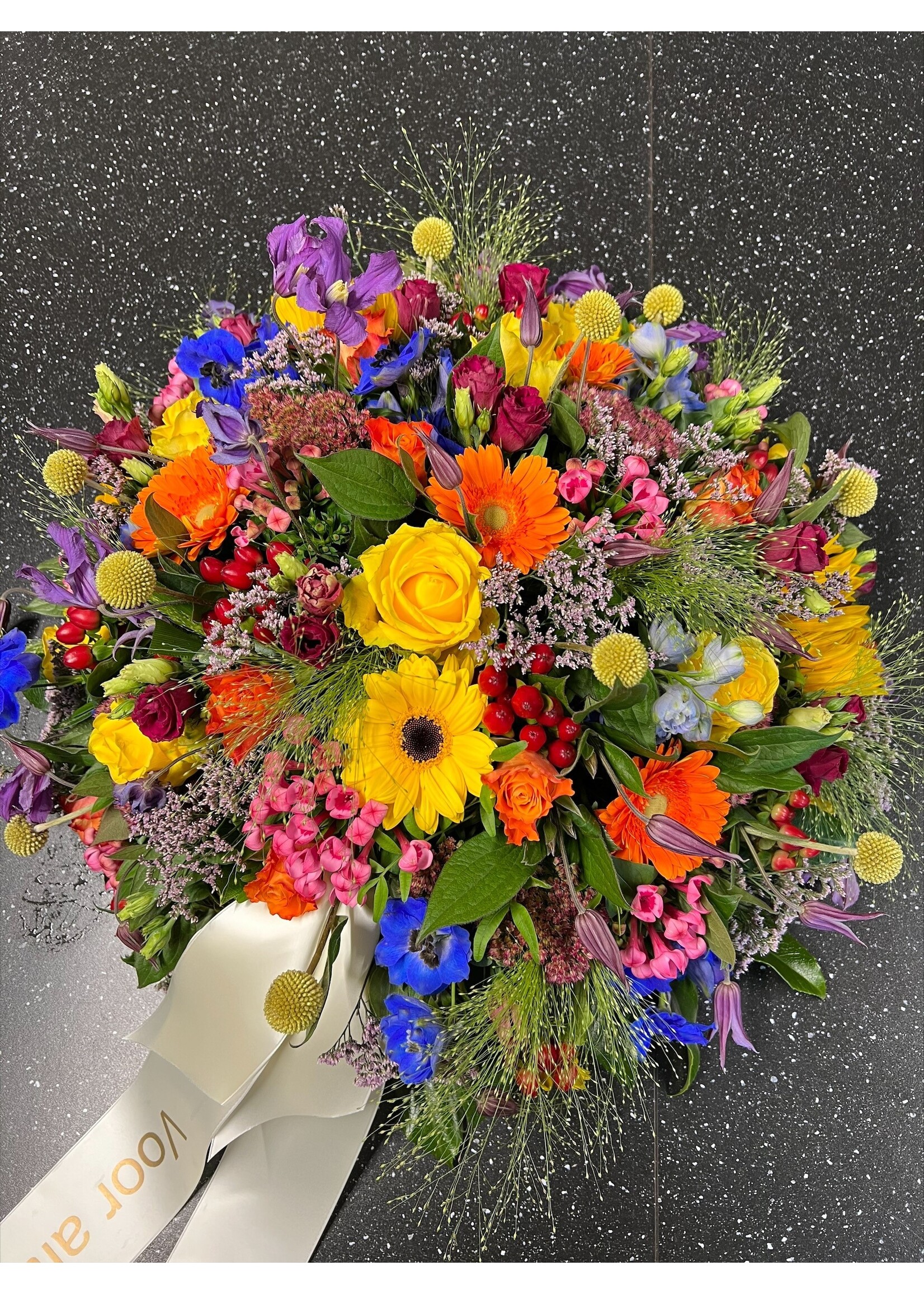 Rouwstuk rond seizoensbloemen incl. 2 linten