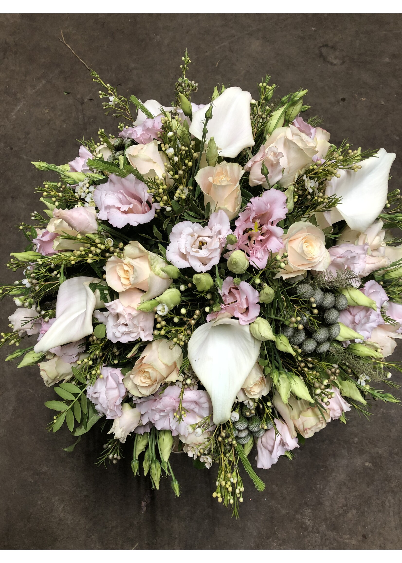 Rouwstuk rond seizoensbloemen incl. 2 linten