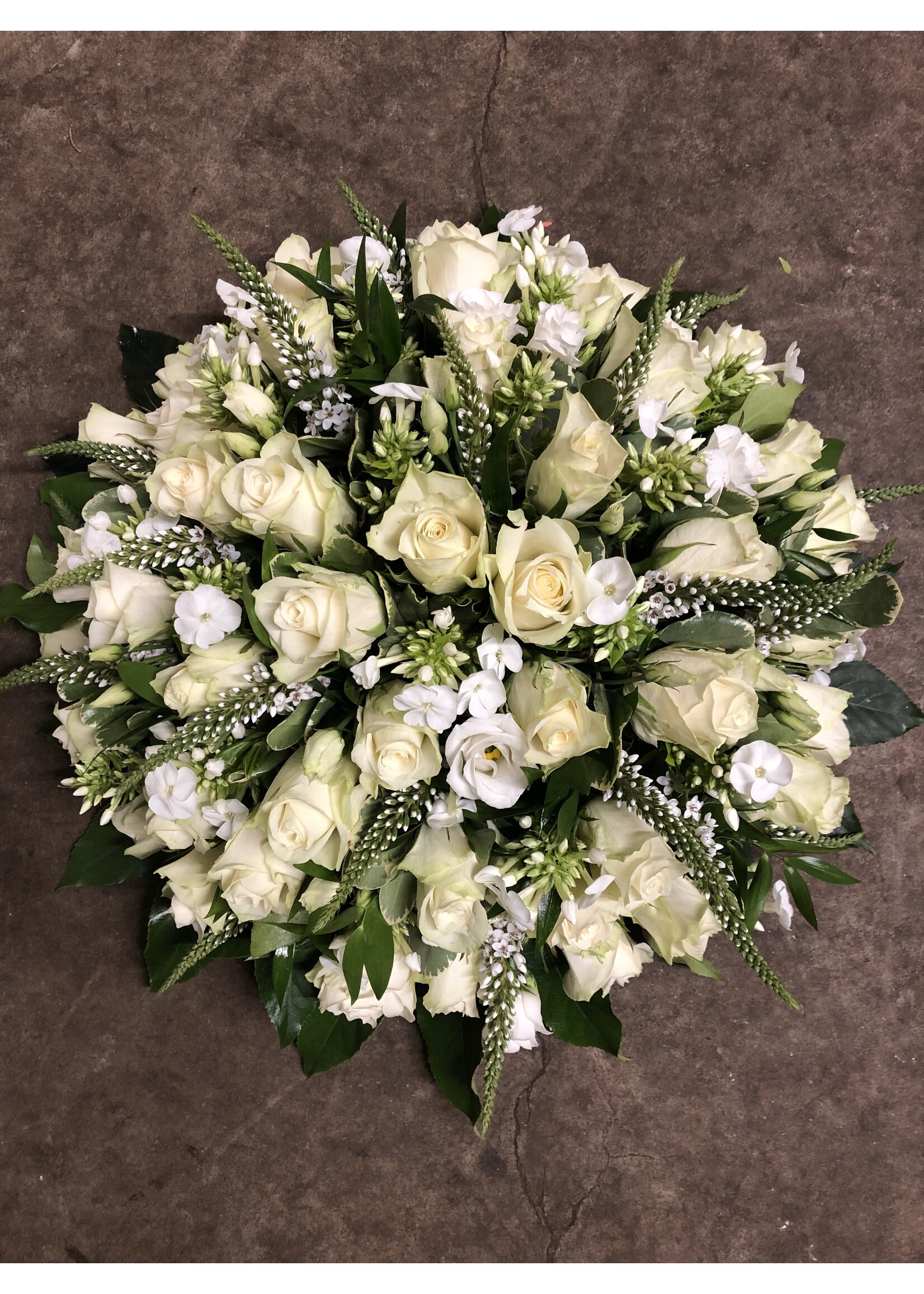 Rouwstuk rond seizoensbloemen incl. 2 linten