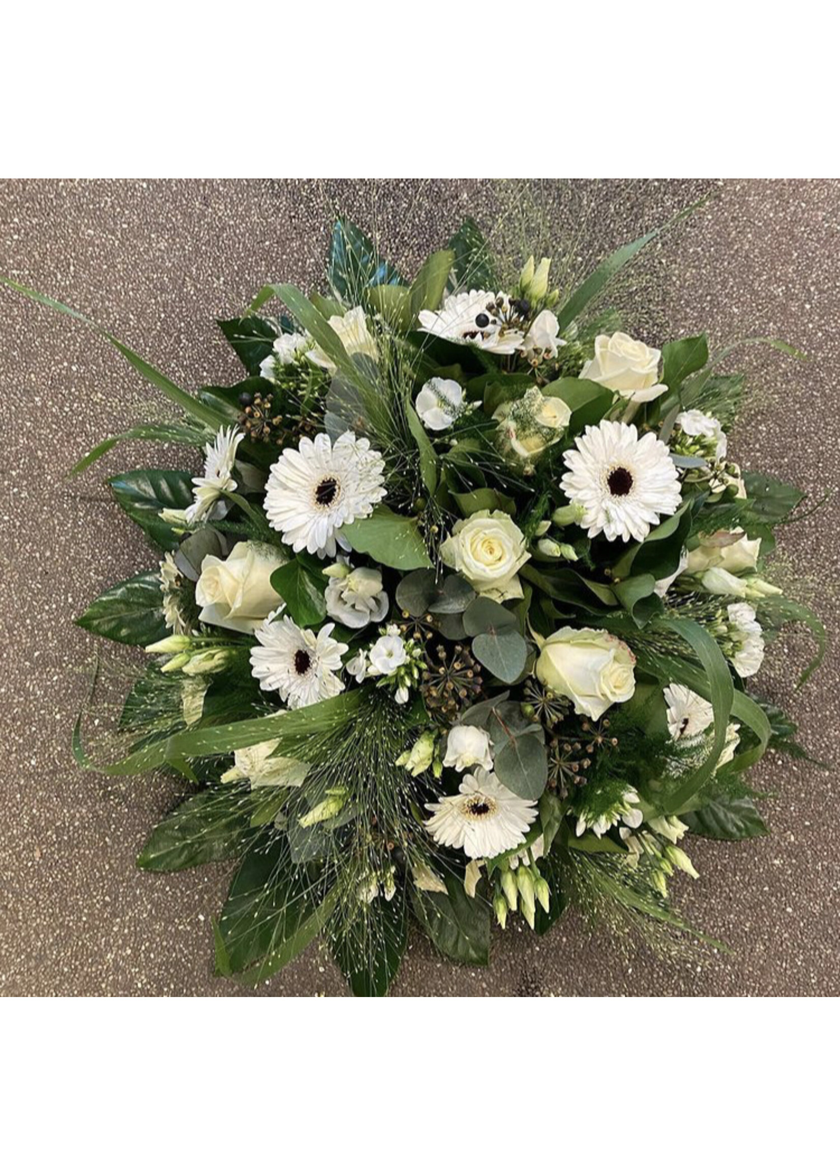 Rouwstuk rond seizoensbloemen incl. 2 linten