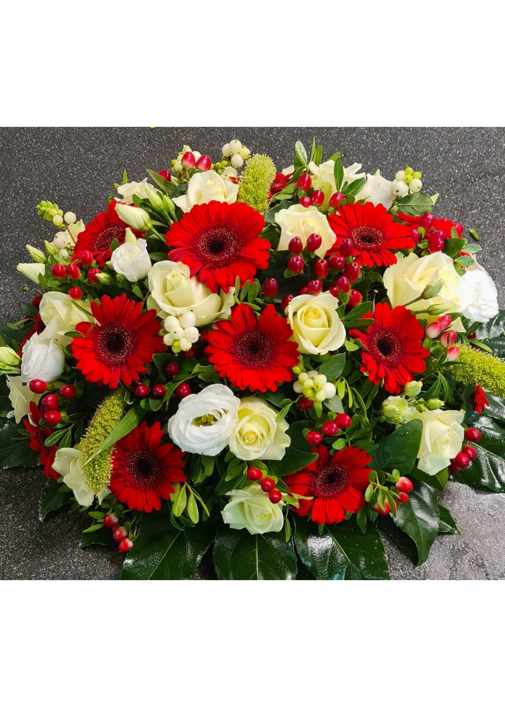 Rouwstuk rond seizoensbloemen incl. 2 linten