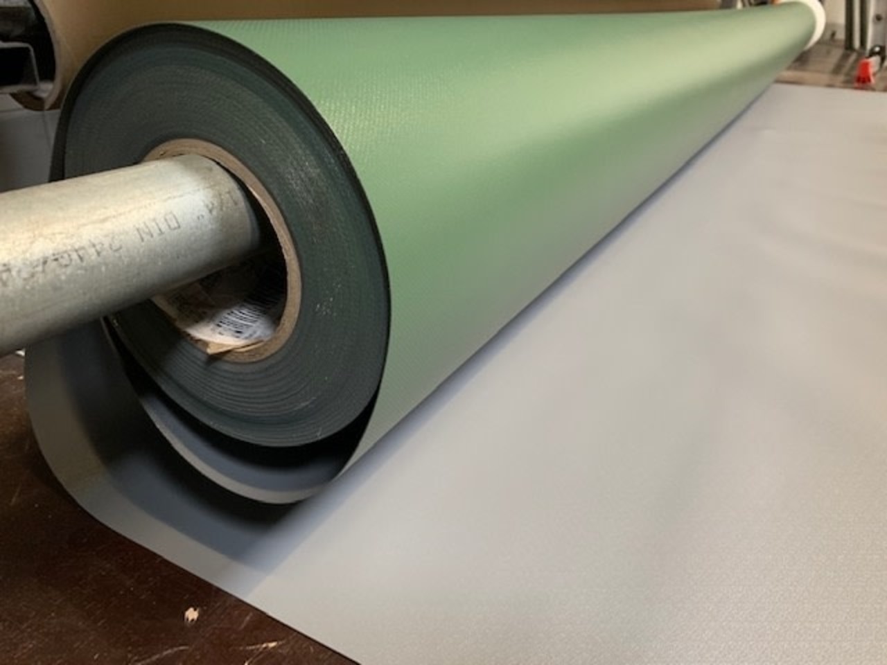 Serge Ferrari Ferrari | F4703 | Stamoid | PVC Doek | 680 gr/m2 | Breedte 260 cm | Kleur Grijs (groene binnenzijde) Serge Ferrari Ferrari | F4703 | Stamoid | PVC Doek | 680 gr/m2 | Breedte 260 cm | Kleur Grijs (groene binnenzijde)