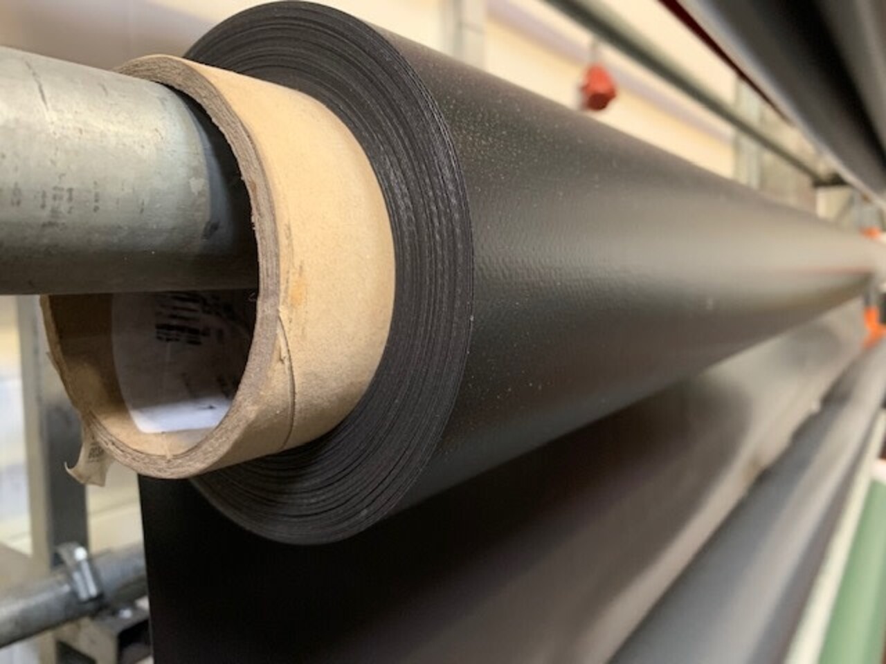 Serge Ferrari Ferrari | 602N | Brandvertragend | PVC Doek | 620 gr/m2 | Breedte 267 cm | Kleur Zwart # 602N-1075 Serge Ferrari Ferrari | 602N | Brandvertragend | PVC Doek | 620 gr/m2 | Breedte 267 cm | Kleur Zwart # 602N-1075