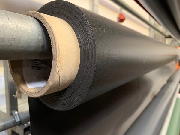 Serge Ferrari Ferrari | 602N | Brandvertragend | PVC Doek | 620 gr/m2 | Breedte 267 cm | Kleur Zwart # 602N-1075 Serge Ferrari Ferrari | 602N | Brandvertragend | PVC Doek | 620 gr/m2 | Breedte 267 cm | Kleur Zwart # 602N-1075