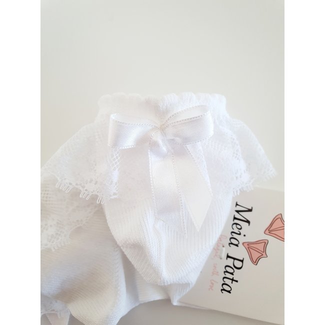 Meia Pata Witte korte enkelkousjes met kant en satijnen strikje.