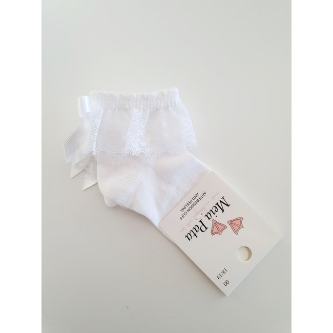 Meia Pata Witte korte enkelkousjes met kant en satijnen strikje.