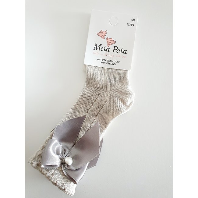 Meia Pata Lichtgrijze kniekous met satijnen strikje en parel