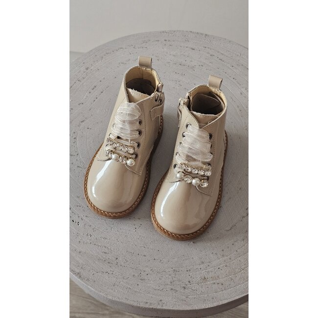 Andanines Laarsjes Amira Zand