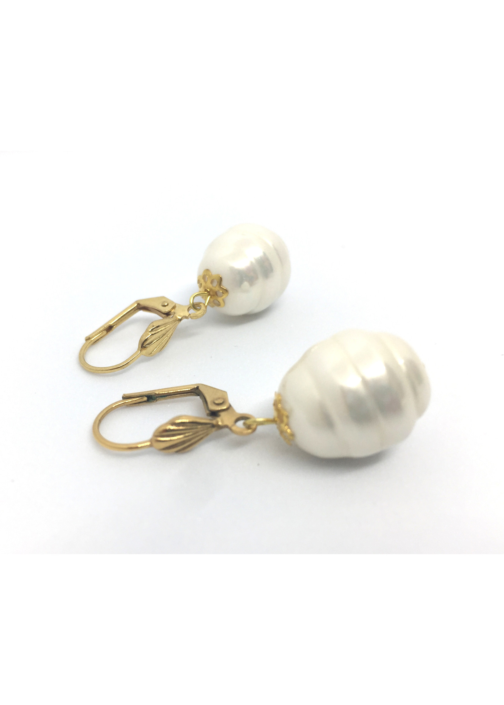 Gold plated earrings from Els de Ruyter with Shell pearls