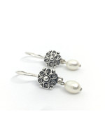 Silver earrings from Els de Ruyter with freshwater pearls