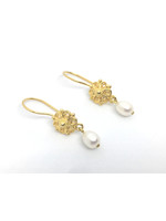 Gold plated earrings from Els de Ruyter with freshwater pearls