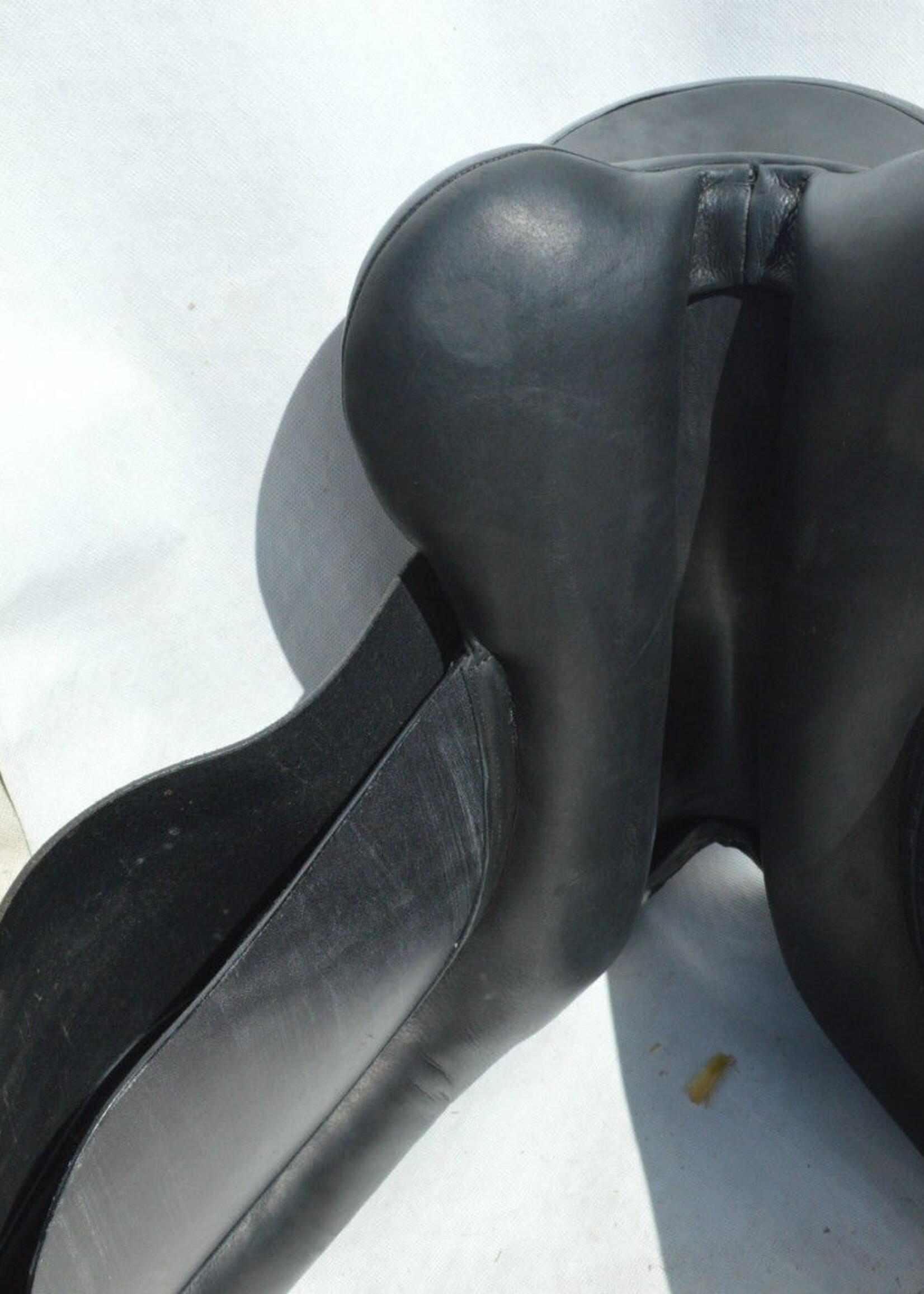 English Leather Dressage Saddle 17 1/2" NM Black Manufactured by Ideal Ex Demo