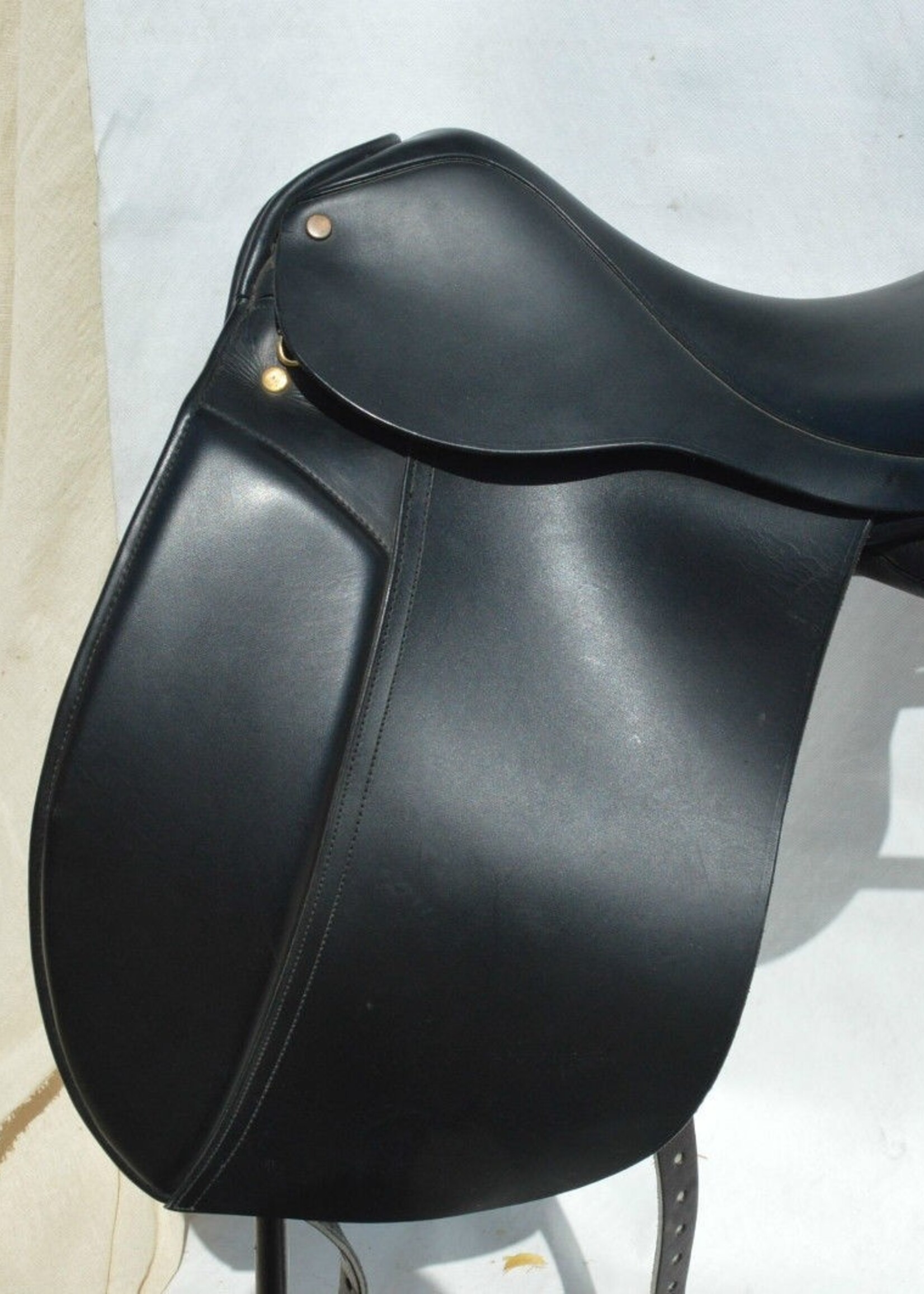 English Leather Dressage Saddle 17 1/2" NM Black Manufactured by Ideal Ex Demo