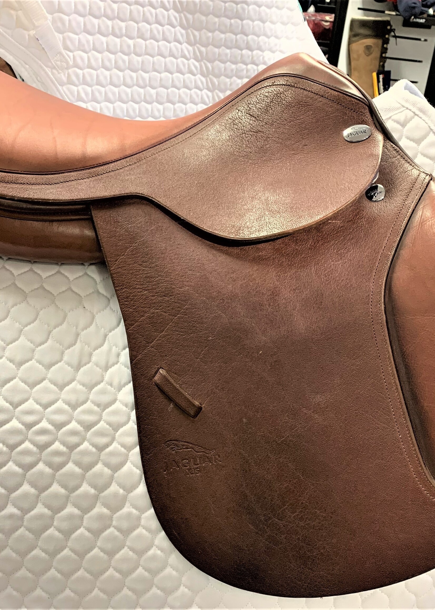 Jaguar Jaguar XJS Jump Saddle 17 1/2" M  Light Brown Buffalo Leather with Wool Panels Ex Demo