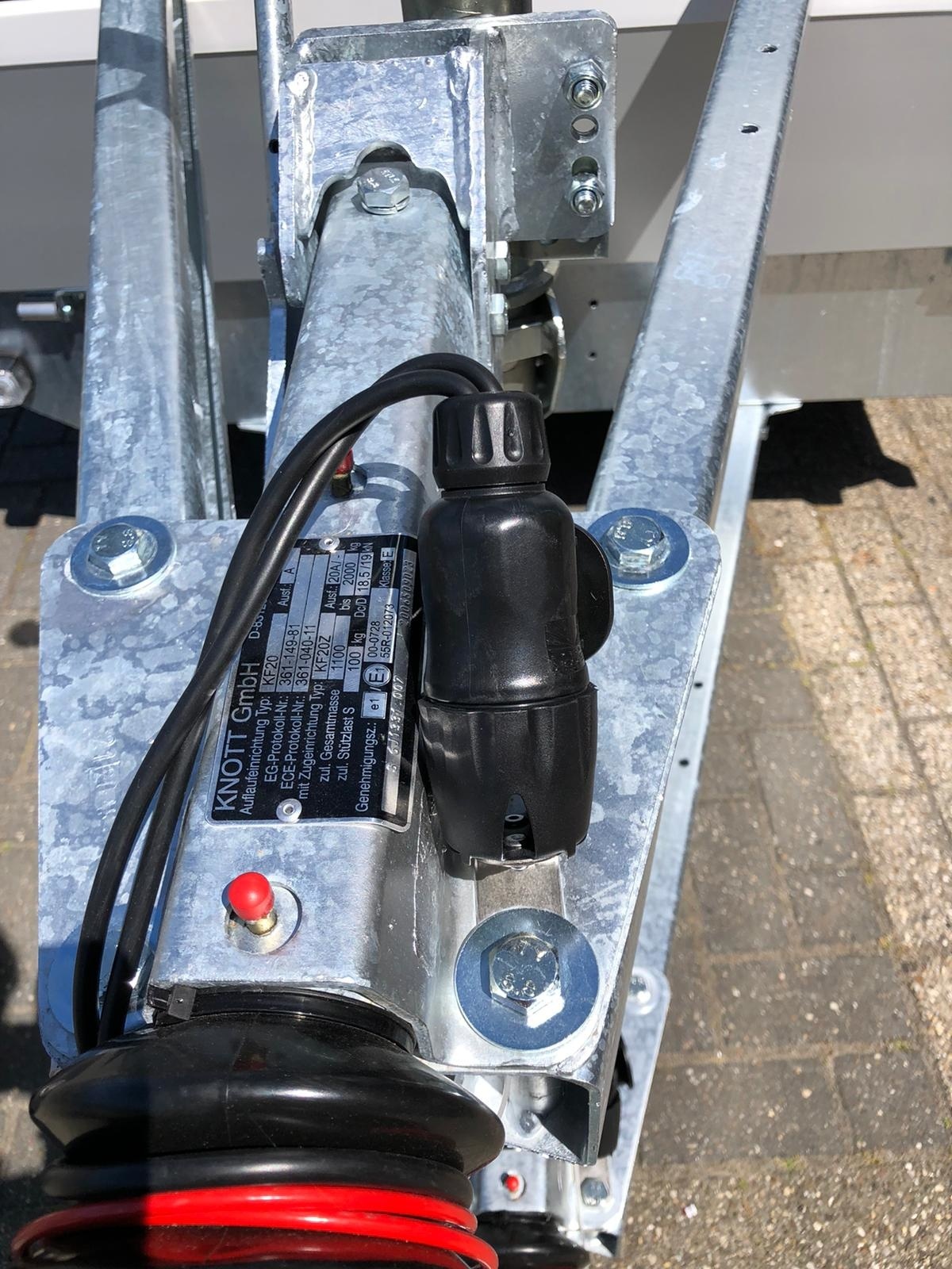 Stekker houder. Universele stekkerhouder voor stekkers op de aanhangwagen.