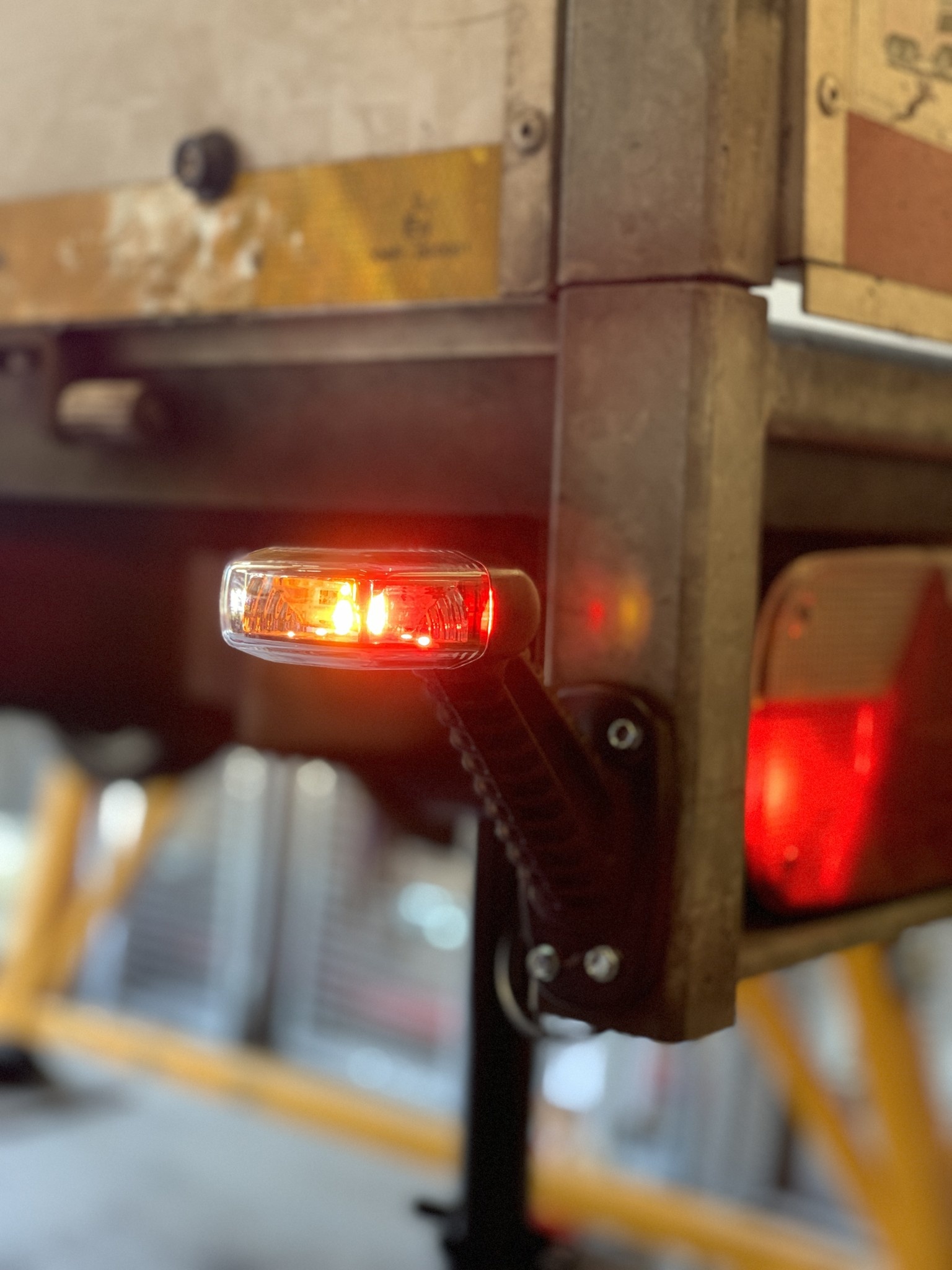 Breedtelicht LED rood/wit/oranje Links