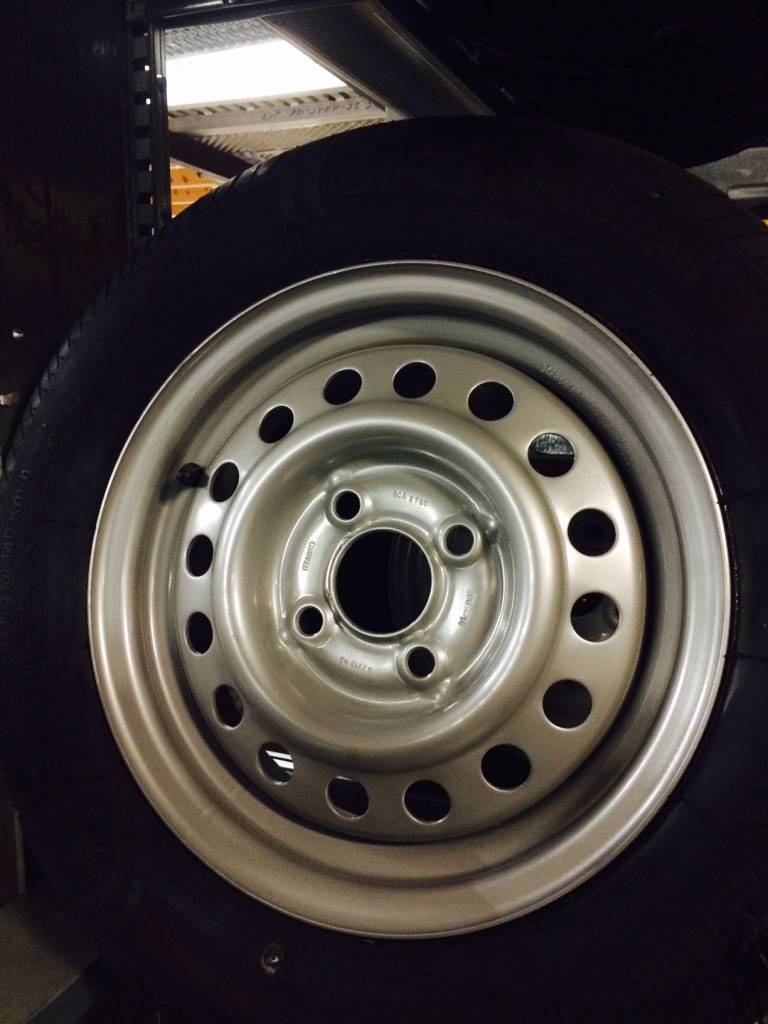 Compleet wiel 145R13 band + velg (steek 4x100, naafgat 57) 437kg Naafdiameter 57 mm