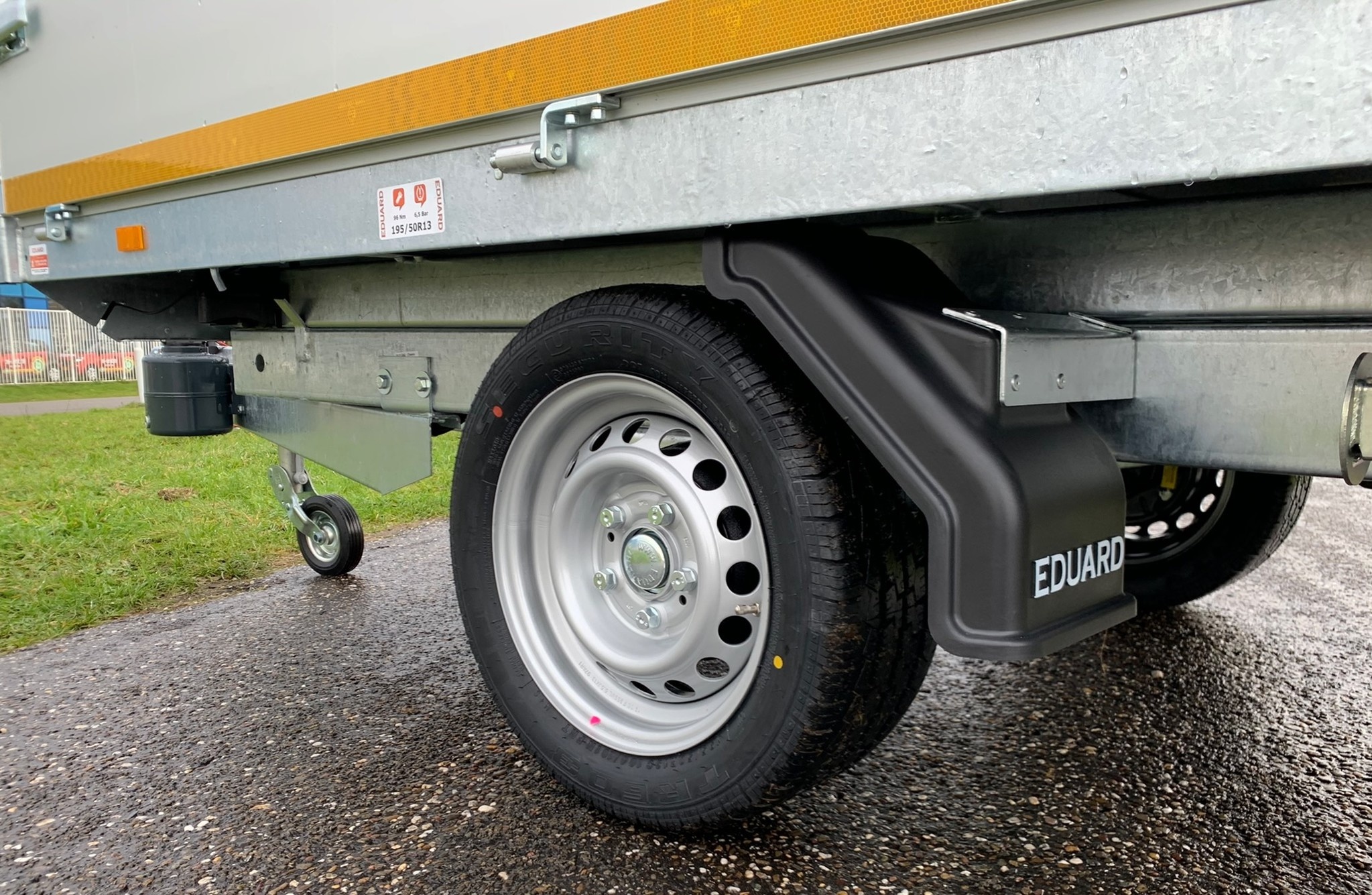 Geremde Eduard achterwaartse kipper - 256x150 cm - 1500 kg bruto laadvermogen - handpomp - 63 cm laadvloerhoogte