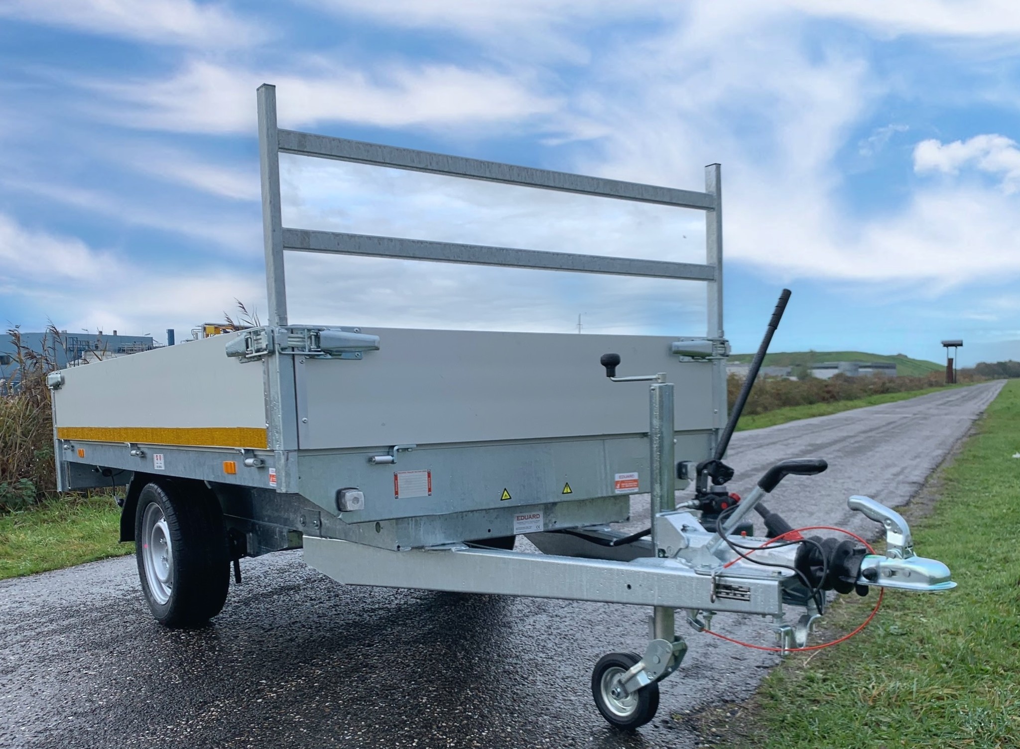 Geremde Eduard achterwaartse kipper - 256x150 cm - 1500 kg bruto laadvermogen - handpomp - 63 cm laadvloerhoogte