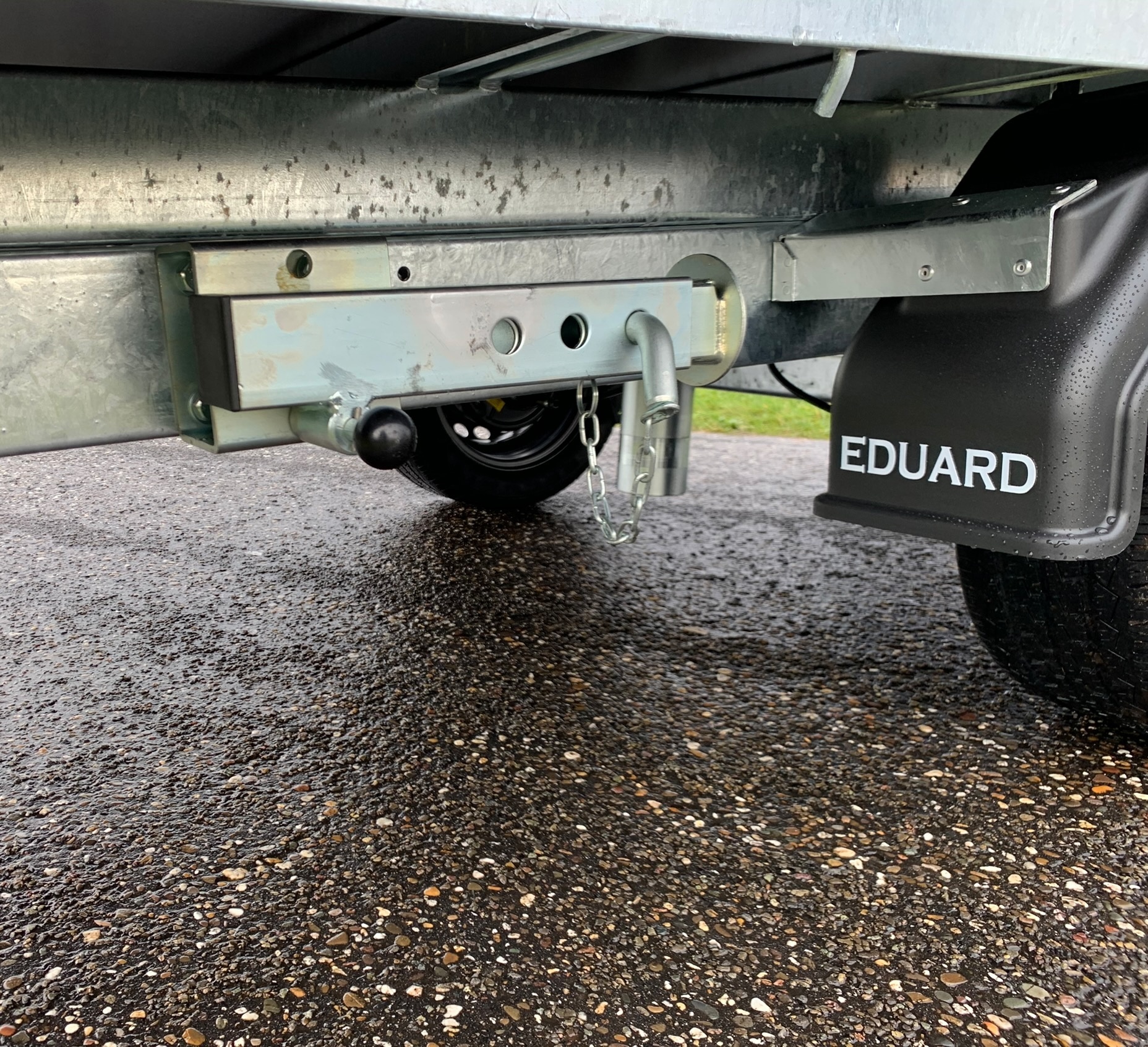 Geremde Eduard achterwaartse kipper - 256x150 cm - 1500 kg bruto laadvermogen - handpomp - 63 cm laadvloerhoogte