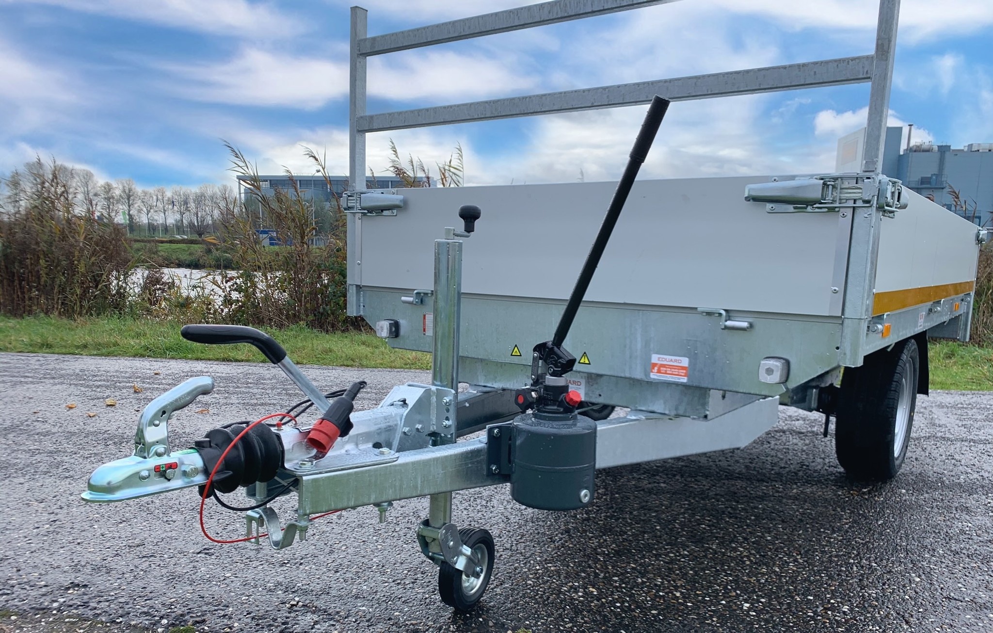 Geremde Eduard achterwaartse kipper - 256x150 cm - 1500 kg bruto laadvermogen - handpomp - 63 cm laadvloerhoogte