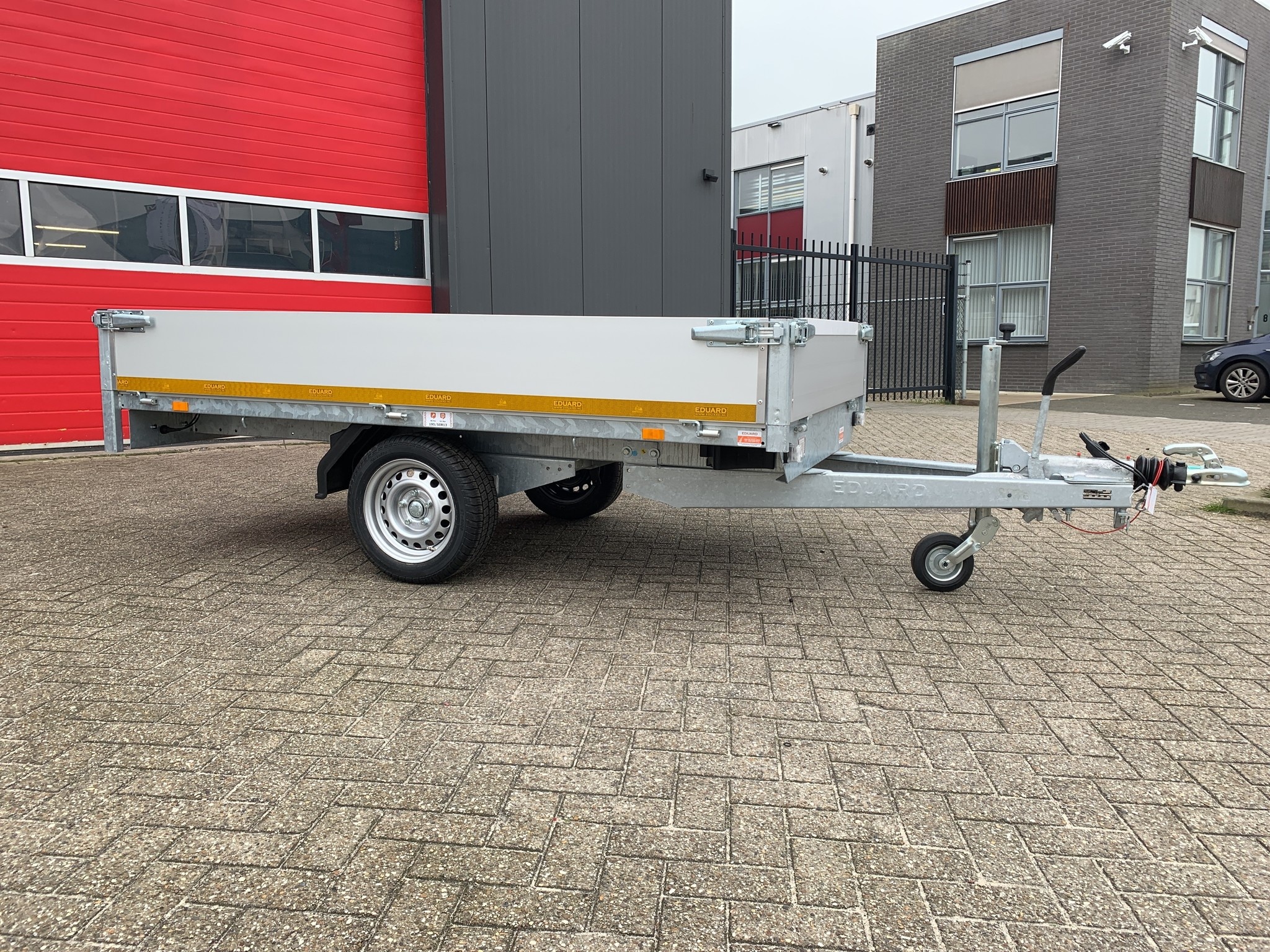 Geremde Eduard plateauwagen - 256x150 cm - 1350 kg bruto laadvermogen - 63 cm laadvloerhoogte - 30 cm borden