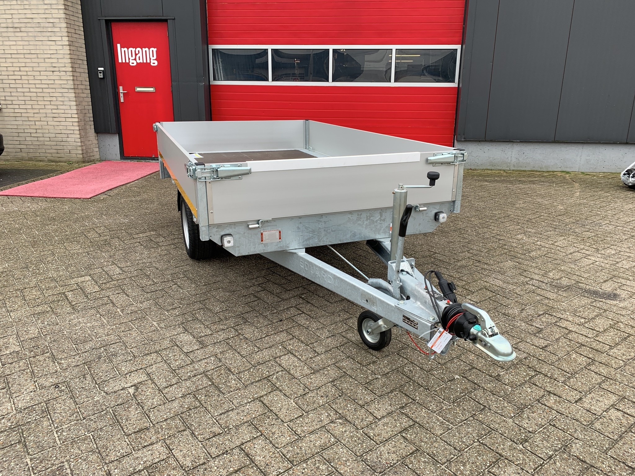 Geremde Eduard plateauwagen - 256x150 cm - 1350 kg bruto laadvermogen - 63 cm laadvloerhoogte - 30 cm borden