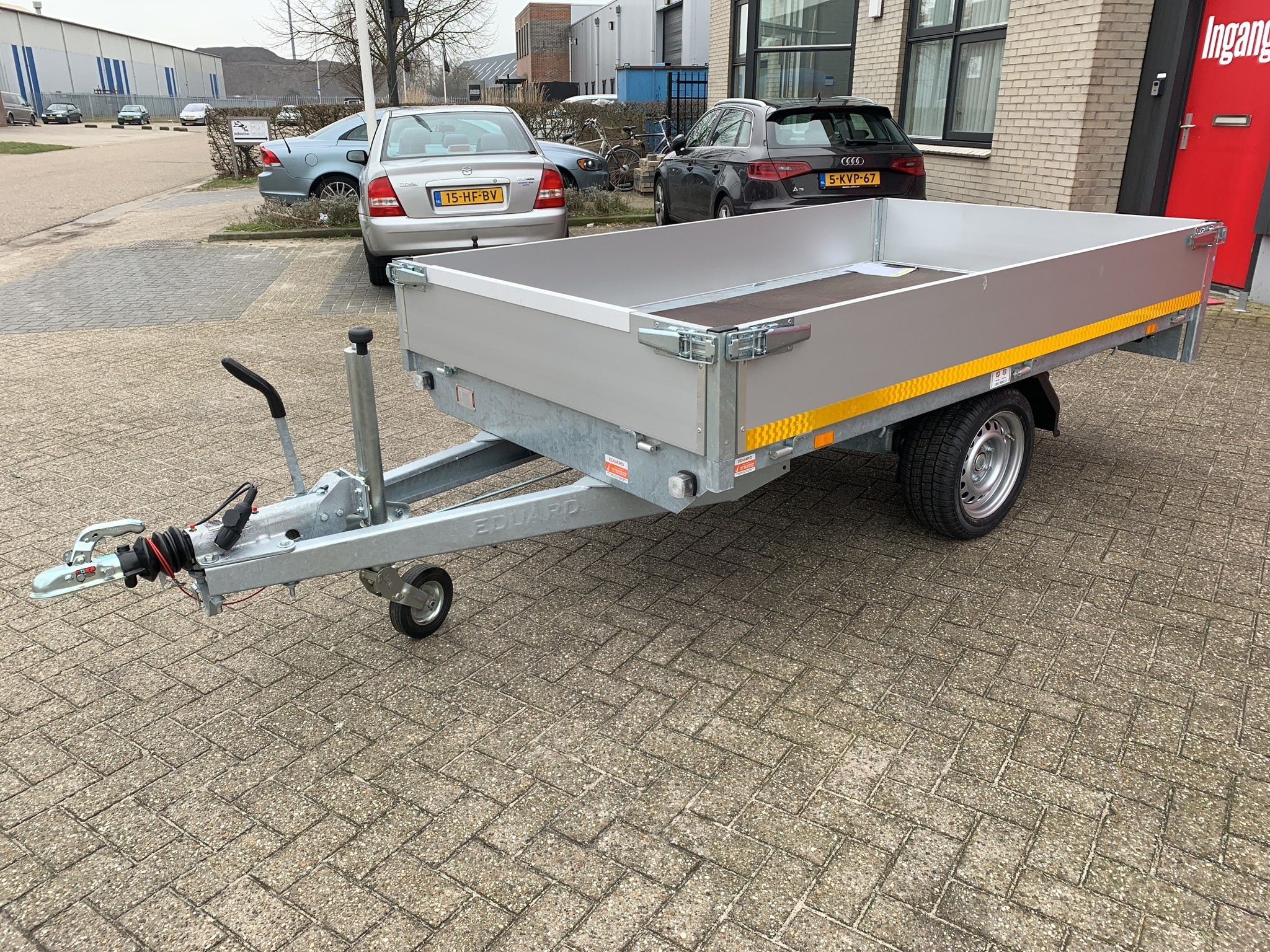Geremde Eduard plateauwagen - 256x150 cm - 1350 kg bruto laadvermogen - 63 cm laadvloerhoogte - 30 cm borden