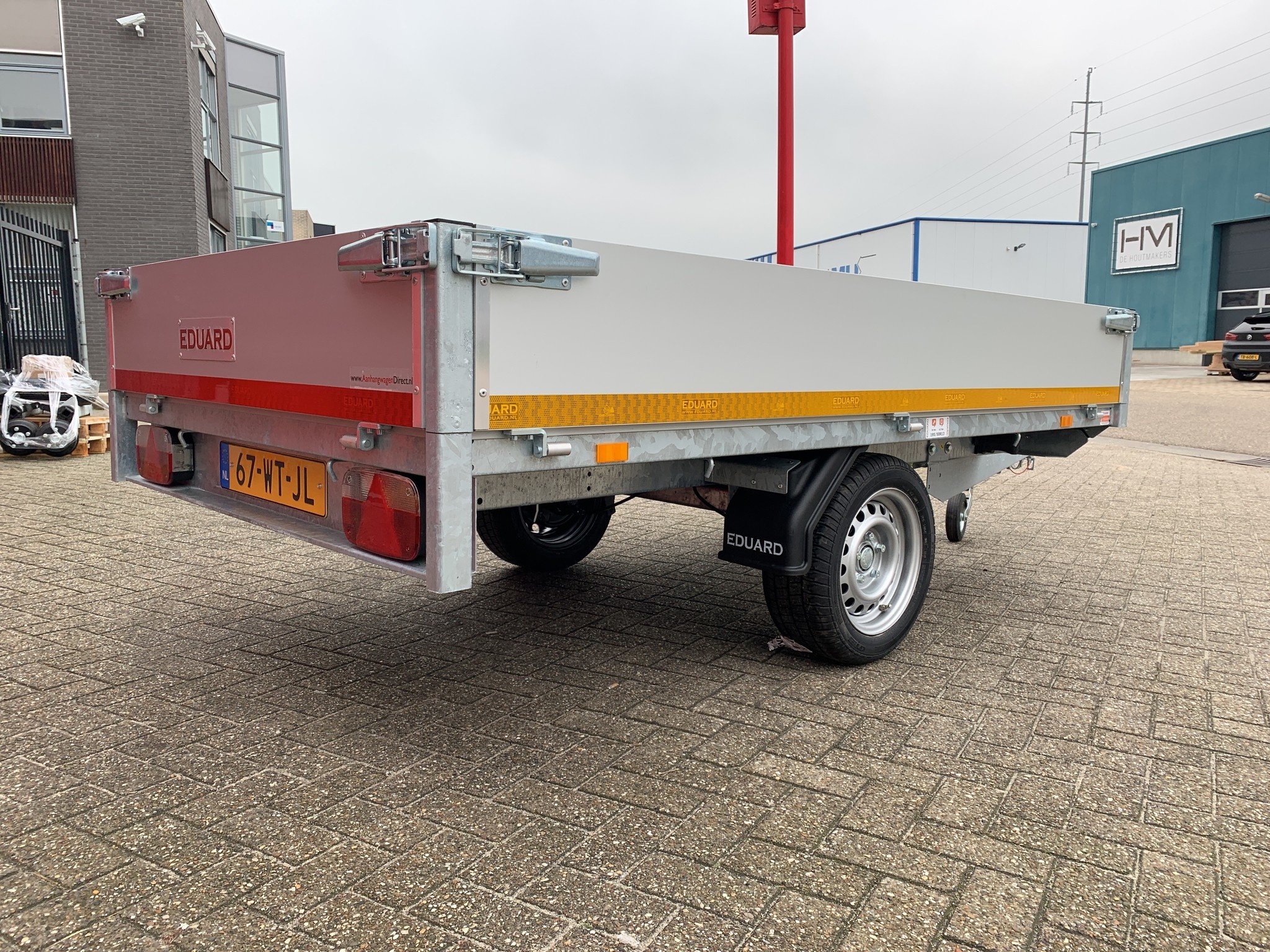 Geremde Eduard plateauwagen - 256x150 cm - 1350 kg bruto laadvermogen - 63 cm laadvloerhoogte - 30 cm borden