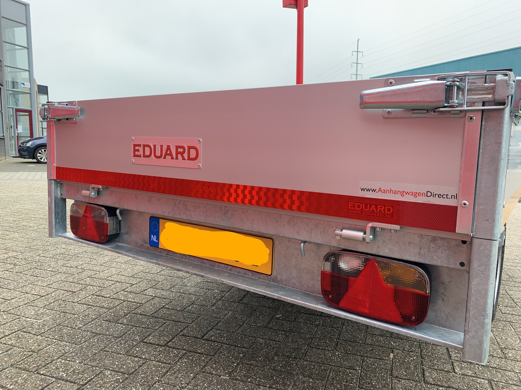 Geremde Eduard plateauwagen - 256x150 cm - 1350 kg bruto laadvermogen - 63 cm laadvloerhoogte - 30 cm borden