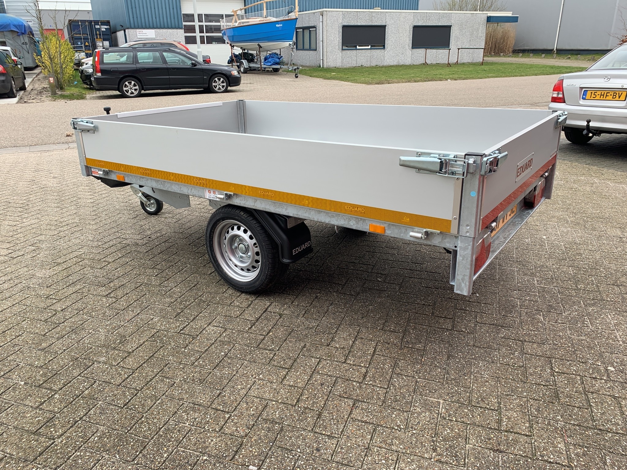Geremde Eduard plateauwagen - 256x150 cm - 1350 kg bruto laadvermogen - 63 cm laadvloerhoogte - 30 cm borden