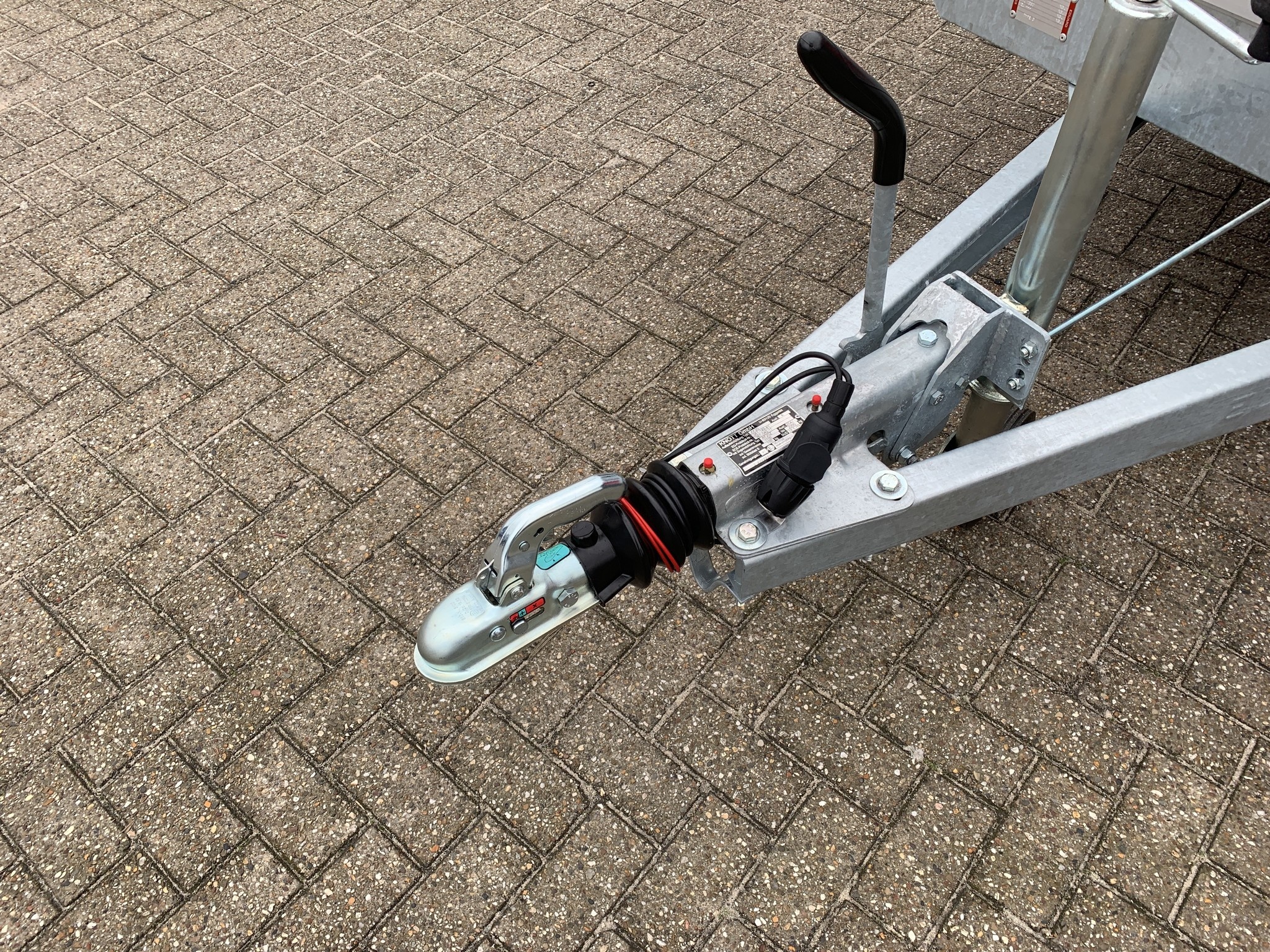 Geremde Eduard plateauwagen - 256x150 cm - 1350 kg bruto laadvermogen - 63 cm laadvloerhoogte - 30 cm borden