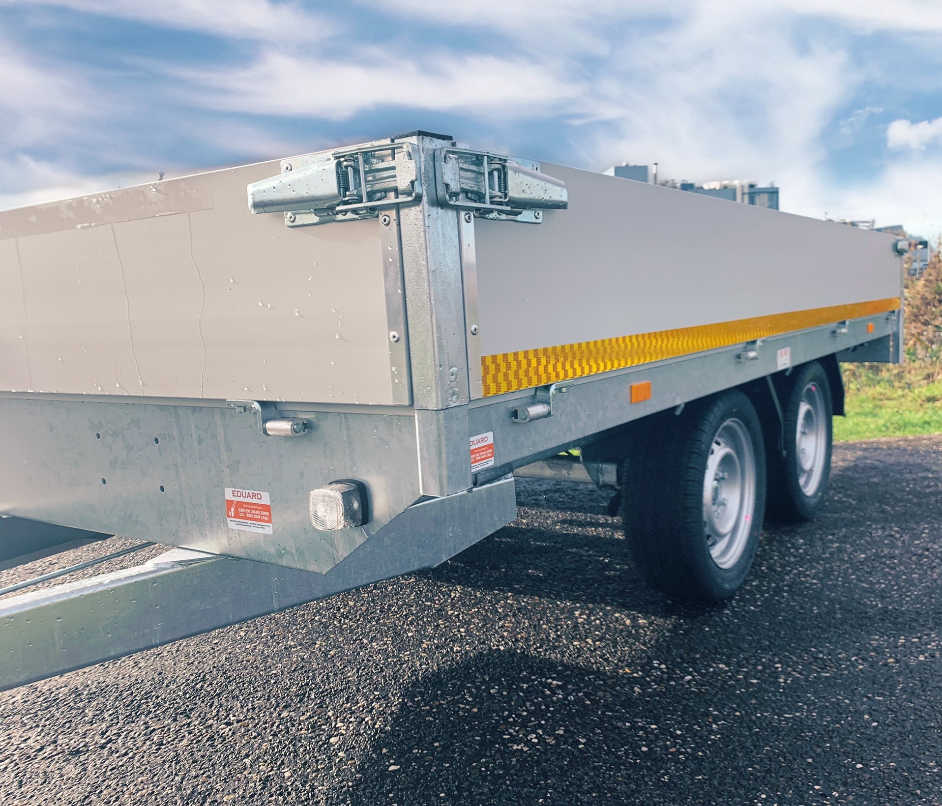Geremde Eduard plateauwagen - 310x160 cm - 2000 kg bruto laadvermogen - 72 cm laadvloerhoogte - 30 cm borden