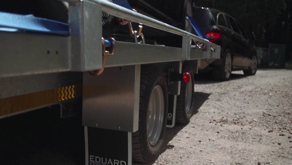 Geremde Eduard autotransporter - 406x200 cm - 3000 kg bruto laadvermogen - 63 cm laadvloerhoogte - 10 cm hoge reling - inclusief lier en oprijplaten
