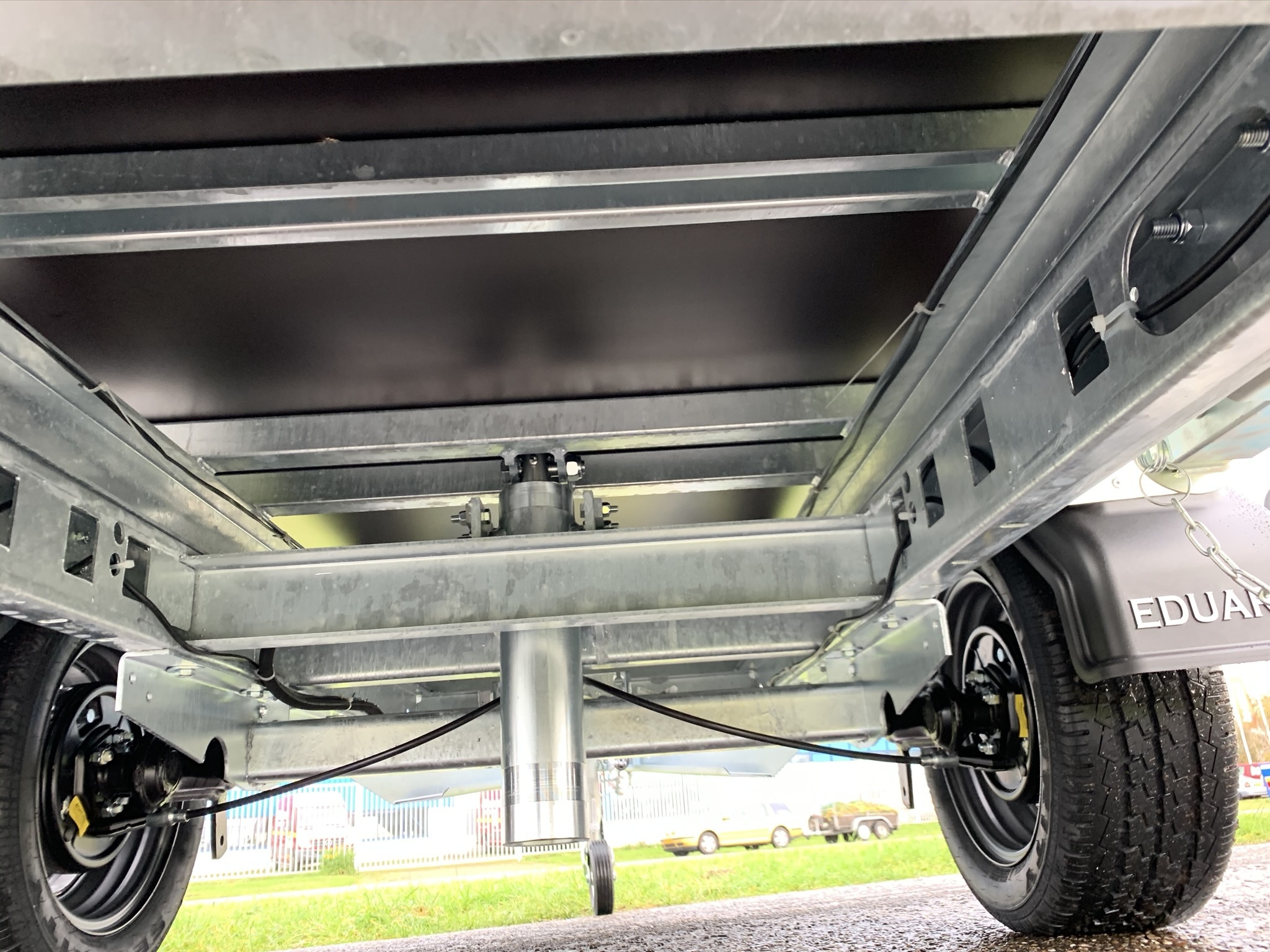 Geremde Eduard achterwaartse kipper - 256x150 cm - 1350 kg bruto laadvermogen - handpomp - 63 cm laadvloerhoogte