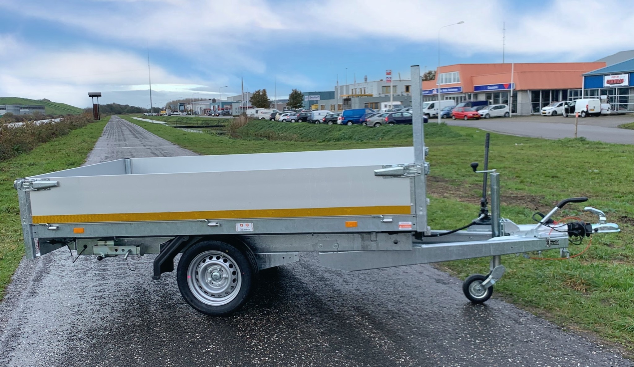 Geremde Eduard achterwaartse kipper - 256x150 cm - 1350 kg bruto laadvermogen - handpomp - 63 cm laadvloerhoogte