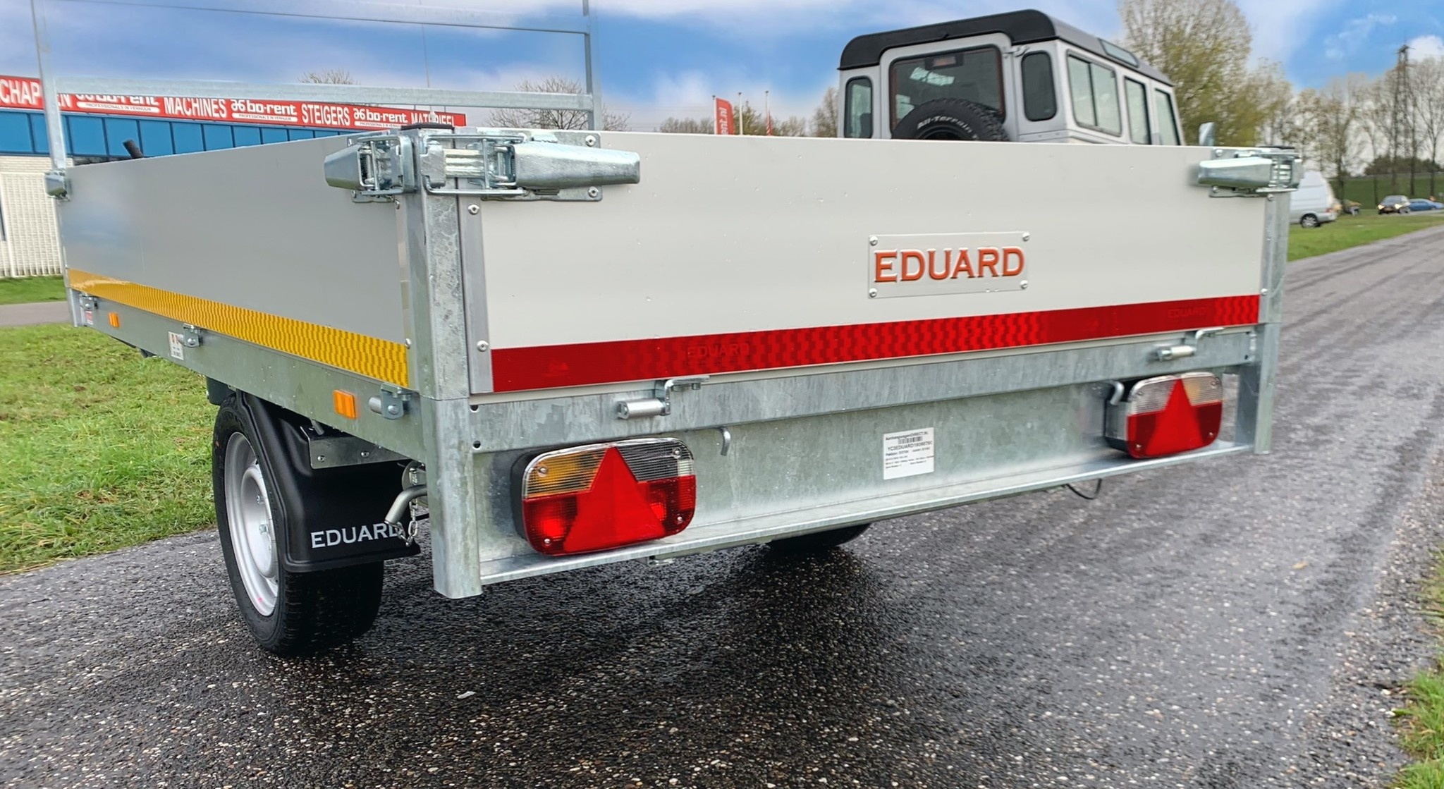 Geremde Eduard achterwaartse kipper - 256x150 cm - 1350 kg bruto laadvermogen - handpomp - 63 cm laadvloerhoogte