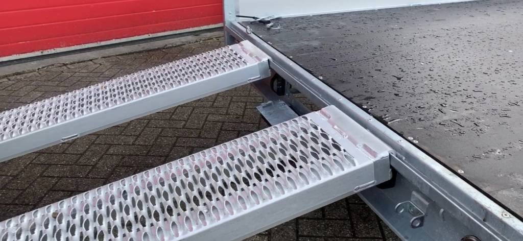 Geremde Eduard machinetransporter - 406x200 cm - 3000 kg bruto laadvermogen - elektrisch, extern laden, afstandsbediening - 63 cm laadvloerhoogte