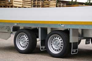 Geremde Eduard plateauwagen - 330x180 cm - 2700 kg bruto laadvermogen - 63 cm laadvloerhoogte - 40 cm borden