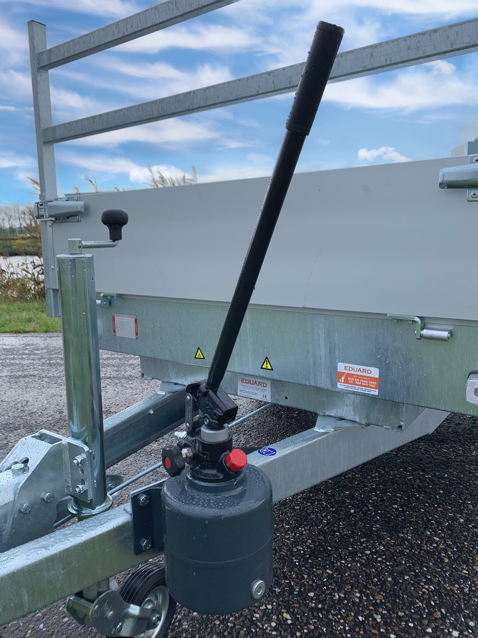 Geremde Eduard achterwaartse kipper - 256x150 cm - 2000 kg bruto laadvermogen - handpomp - 63 cm laadvloerhoogte