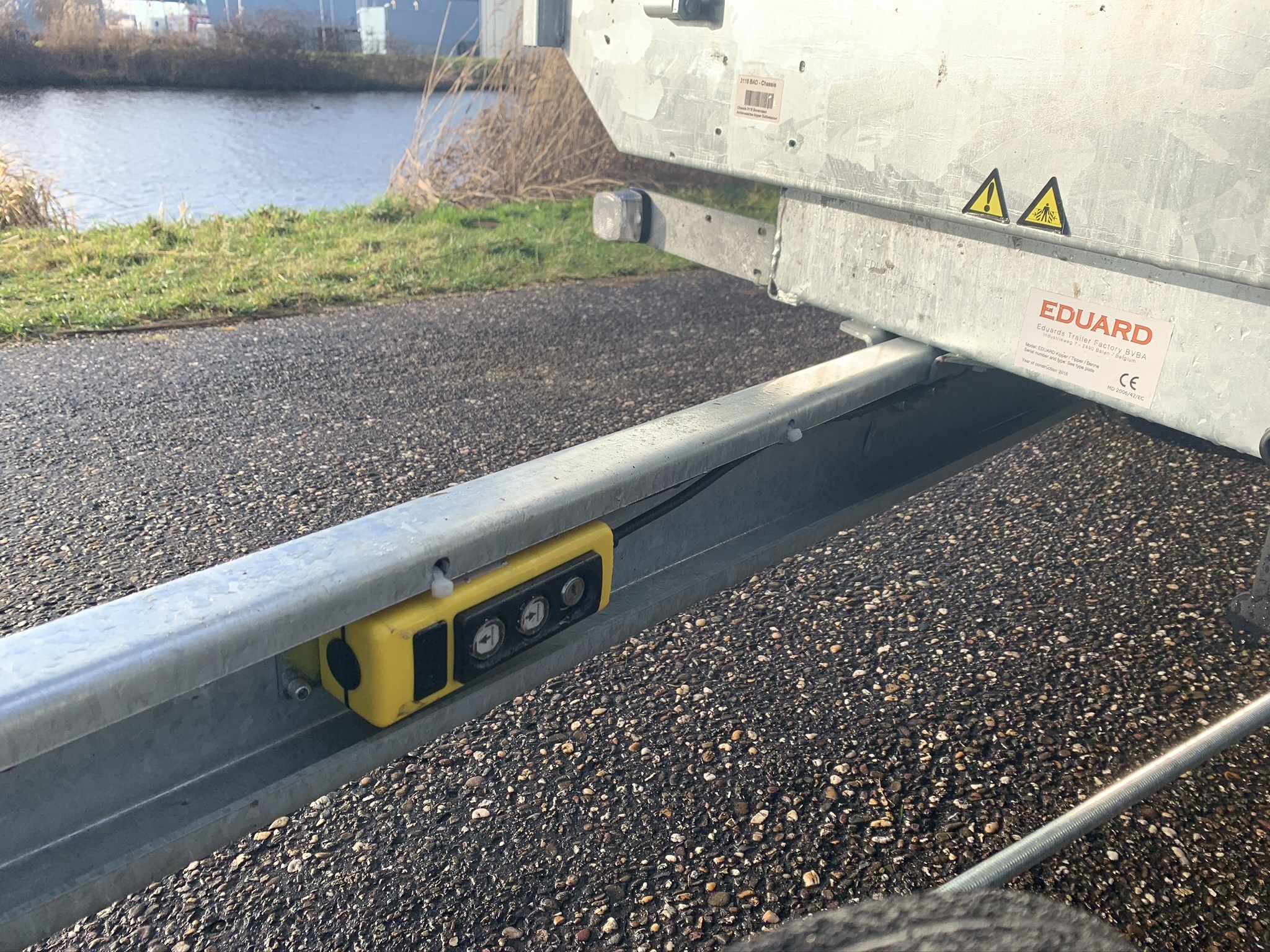 Geremde Eduard achterwaartse kipper - 310x180 cm - 3000 kg bruto laadvermogen - elektrisch, extern laden, handpomp - 63 cm laadvloerhoogte - inclusief oprijplaten en uitzetsteunen