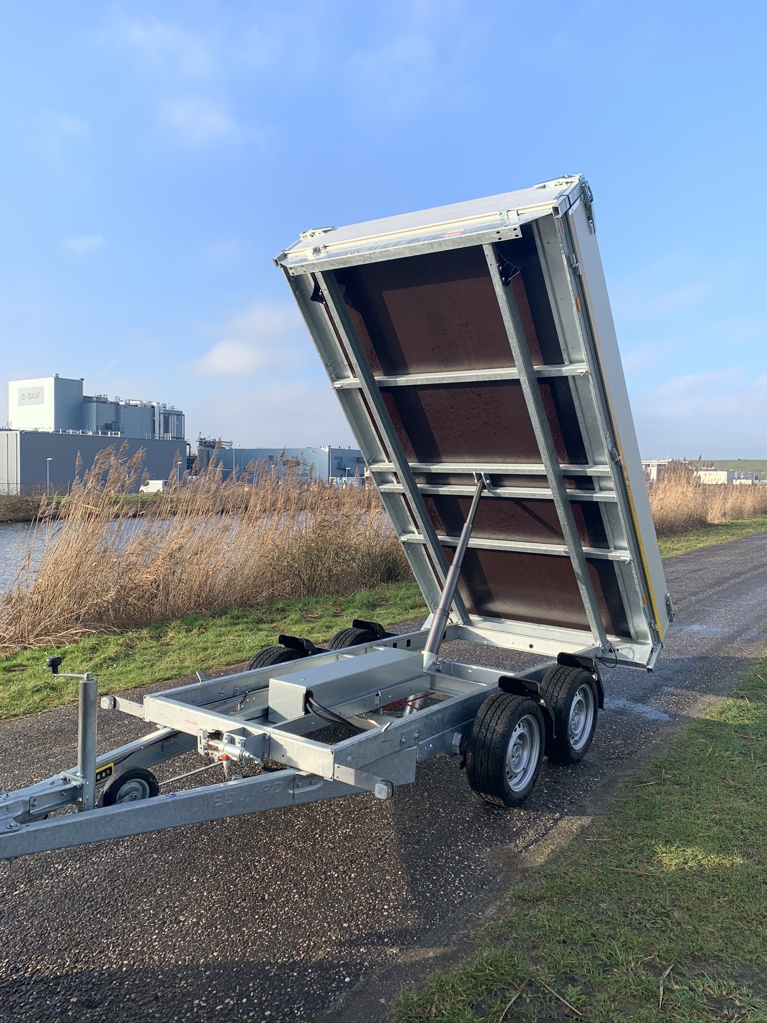 Geremde Eduard achterwaartse kipper - 310x180 cm - 3000 kg bruto laadvermogen - elektrisch, extern laden, handpomp - 63 cm laadvloerhoogte - inclusief oprijplaten en uitzetsteunen