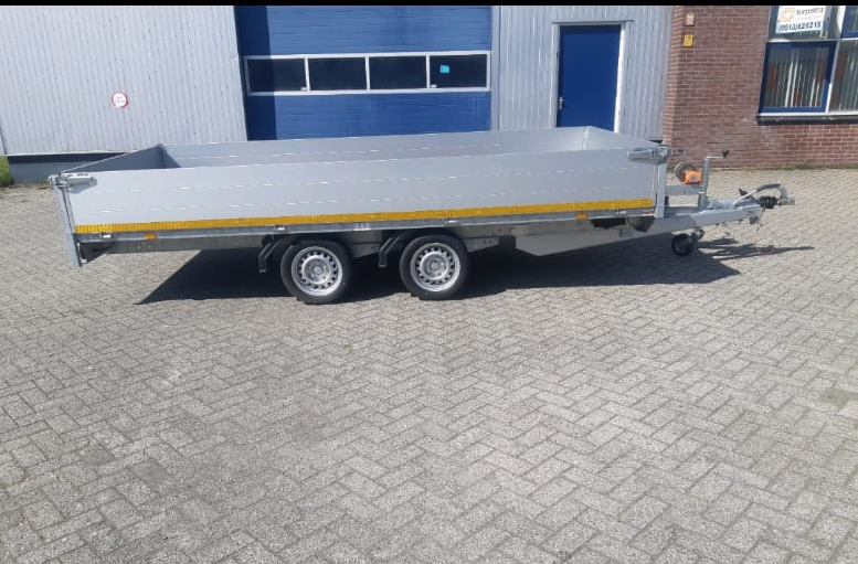 Geremde Eduard multitransporter - 406x200 cm - 2700 kg bruto laadvermogen - 63 cm laadvloerhoogte - 40 cm borden - inclusief oprijplaten en handlier
