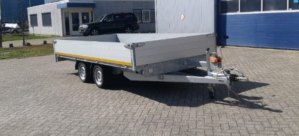 Geremde Eduard multitransporter - 406x200 cm - 2700 kg bruto laadvermogen - 63 cm laadvloerhoogte - 40 cm borden - inclusief oprijplaten en handlier